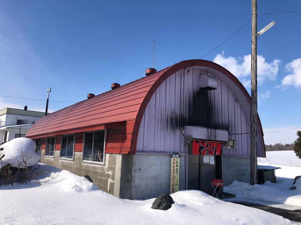 【美食推薦】北海道東千歲烤肉 炭火香烤與鐵皮氣氛